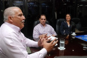 Jaime David gesticula en el Café Deportivo de Listin Diario, observan Héctor J.Cruz, editor deportivo y Milagros Cabral, funcionaria del Ministerio de Deportes.