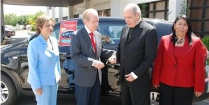 El empresario José Luis Corripio Estrada (Pepín) entrega al presidente del Patronato de Cedimat, cardenal Nicolás de Jesús López Rodríguez, las llaves de la yipeta que ganó en una rifa. A la izquierda Angélica de Ginebra y a la derecha Milagros Ureña, directora de Cedimat.