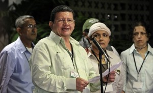  El guerrillero de las Fuerzas Armadas Revolucionarias de Colombia (FARC) Jorge Torres Victoria (c), alias "Pablo Catatumbo", lee un comunicado hoy, martes 23 de marzo de 2013, en el Palacio de Convenciones de La Habana (Cuba).