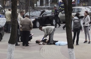 Un agente de la policia rusa examina un cadáver