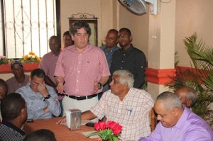 COTUI.- El dirigente reformista Miguel Bogaert habla en el encuentro que encabezó en esta ciudad.