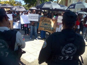 protesta de haitianos frente al palacio