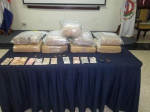 DNCD, CESFRONT y DOIF decomisan 11 pacas de droga en mercado binacional de Pedernales