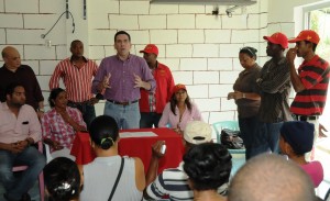 (foto).- LA CUCHILLA, Villa Altagracia. El subsecretario general del PRSC, Louis Bogaert, en una reunion con dirigentes de esta comunidad.