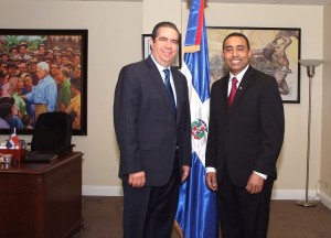 El ministro de Turismo, Francisco Javier Garcia y el consul Felix Antonio Martinez DSCF0848