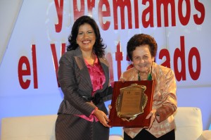 La vicepresidenta Cedeño de Fernández otorga la medalla Bien por Ti a Mery Pérez de Marranzini