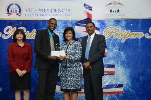 Margarita Cedeño entregó un reconocimiento especial al encargado del CTC de Sabana Grande de Boyá, Ricardo Carmona.