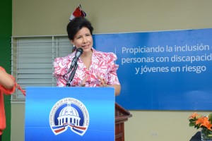 Margarita Cedeño habla ante los asistentes a la firma del convenio.