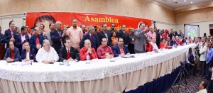 (foto). 1 .- El presidente interino del PRSC, Josecito Hazim, habla en la asamblea