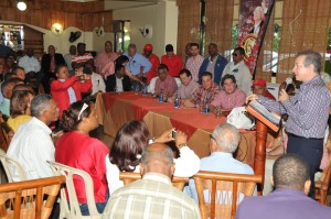 BARAHONA.- El dirigente Luis Toral habla a los delegados de la regió Sur.