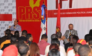El president edel PRSC, FEderico Antún Batlle, habla en la reunión con los jóvenes reformistas en la sede del partido. SC_7522-3