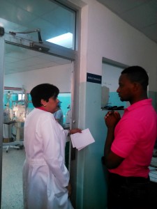 La doctora Luz Herrera, conversa con el apdre de una niña que permanece en cuidados intensivos de la Maternidad San Lorenzo de los Minas, debido a que nació con varias complicaciones de salud