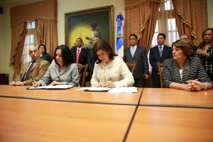 La vicepresidenta Margarita Cedeño y la representante de la OPS firman el acuerdo