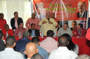 SANTIAGO.- El ex alcalde y alto dirigente reformista, Jose Enrique Sued habla en el encuentro con delegados a la Asamblea Ordinaria del partido.