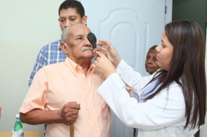 Una doctora examina a uno de los pacientes durante el operativo.