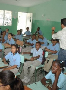 Ministro de Educación llama a estudiantes y maestros reintegrarse a clases el martes 7