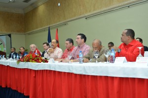 (foto) La mesa principal con los dirigentes que encabezaron la reunion de la Comision Ejecutiva, entre ellos Joaquin Ricardo, Jose Hazim Frappier, Louis Bogaert, entre otros.