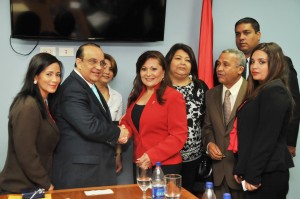 (foto 2).- El presidente del PRSC, Federico Antún Batlle, saluda a la presidenta del Parlacen, Paula Lorena Rodríguez, y otros miembros directivos del organismo regional