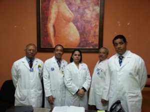 La Doctora Josely Sanchez Parra, junto al equipo medico de la Maternidad San Lorenzo de Los Mina