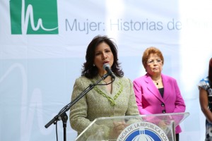 La vicepresidenta Margarita Cedeño habla en el acto de apertura de la exposición.