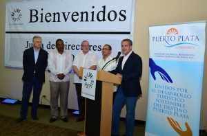 Luis Emilio Rodriguez Amiama  a su lado miembros del Consejo de Directores ASONAHORES