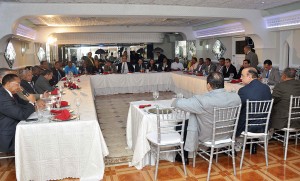 (foto #1) El presidente del PRSC, Quique Antún, en el cuentro que sostuvo con los principales dirigentes de los partidos emergentes.