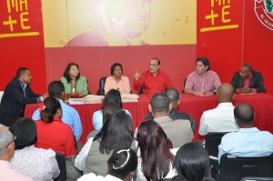 (foto) El presidente del PRSC, Quique Antún, habla en el encuentro con profesores, en la sede del partido.