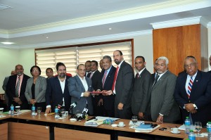 (foto). El presidengte del PRSC, Quque Antun, acompanado de los principales dirigentes de los partidos emergentes entregan el documento en el Congreso