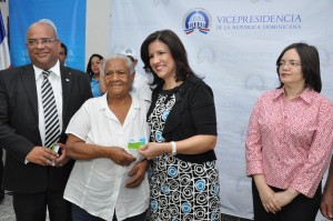 La vicepresidenta Cedeño de Fernández entrega la tarjeta Solidaridad a Lidia Rojas. (6)