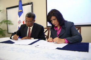 La vicepresidenta Margarita Cedeño y el rector de UNICA, Gabriel Ernesto Read Pichardo.