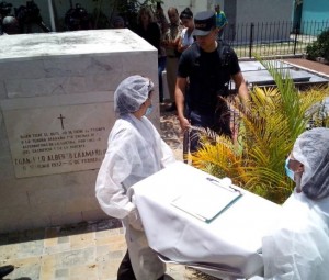 Miembros del INACIF proceden a regresar los restos al mausoleo