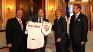 Danilo recibe visita de ejecutivos del Sevilla Fútbol Club