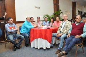 Dirigentes en el Semnario celebrado en Santiago