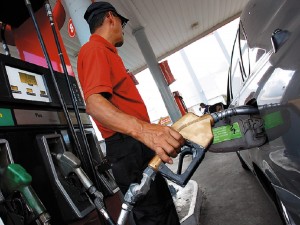 El Gobierno vuelve a congelar los precios de los combustibles