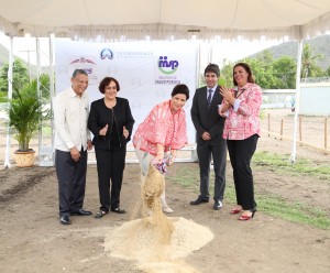 La vicepresidenta Margarita Cedeño de Fernández en el inicio de la construcción de un centro de atención primaria en Baní.