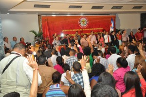 (foto #1) SANTIAGO.- El presidente del PRSC,Quique Antún, juramenta jóvenes