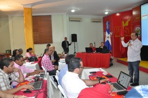 (foto #2). El presidente del PRSC, Quique Antún, habla en el seminario celebrado este domingo en la sede del partido