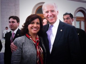 Vicepresidenta se toma fotografía con homólogo de EE.UU Joe Biden
