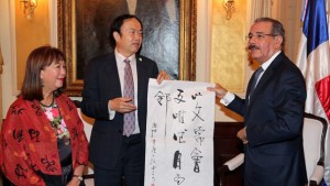Presidente Medina recibe visita de director del Museo de Arte de China