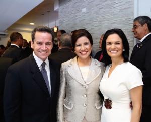 La vicepresidenta Margarita Cedeño junto a la vicepresidenta de Panamá,Isabel Saint Malo de Alvarado, y su esposo.
