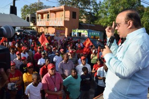 (Foto) Quique Antún habla en un acto en la comunidad de San Luis, provincia Santo Domingo