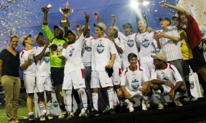 Jugadores del equipo Meteoro Patriots celebran la victoria.
