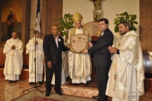 Cardenal López Rodriguez entrega placa