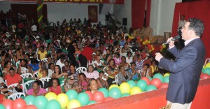 (foto) Louis Bogaert habla en el acto a las madres en la sede del PRSC.