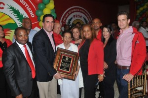 (foto). El subsecretario general Louis Bogaert, junto a José Cruz y otros dirigentes entregan una placa de reconocimiento doña Cándidada Batista viuda