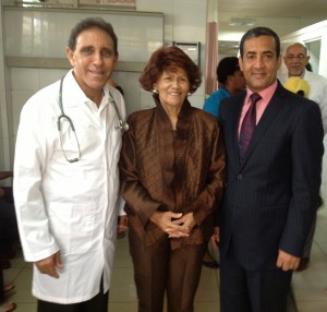 El doctor Cruz Jimian, la Defensora del Pueblo, Zoila Martinez y el doctor Alberto Diaz, en el encuentro celebrado en la Centro Medico Cruz Jiminian