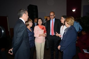 La Vicepresidenta conversa con representantes del gobierno de Venezuela y con la embajadora Adonaida Medina.