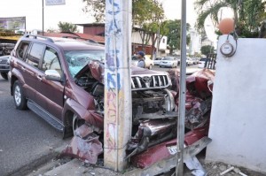 Pareja-de-esposos-se-accidenta-al-chocar-con-poste-de-luz