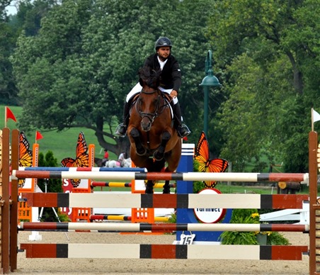Jinete Contreras gana competencia en Kentucky