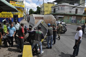 AMET y cabildo DN retiran escombros de vías públicas